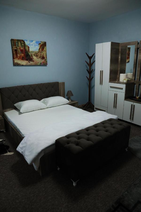 City Park Hostel Pristina Eksteriør billede