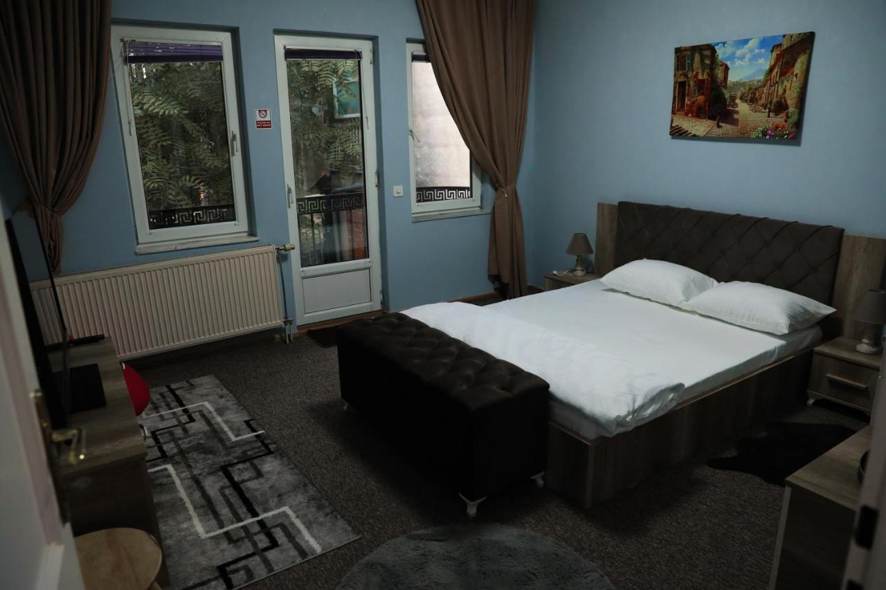 City Park Hostel Pristina Eksteriør billede