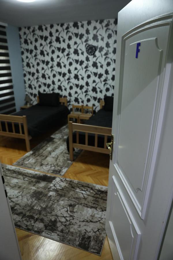 City Park Hostel Pristina Eksteriør billede